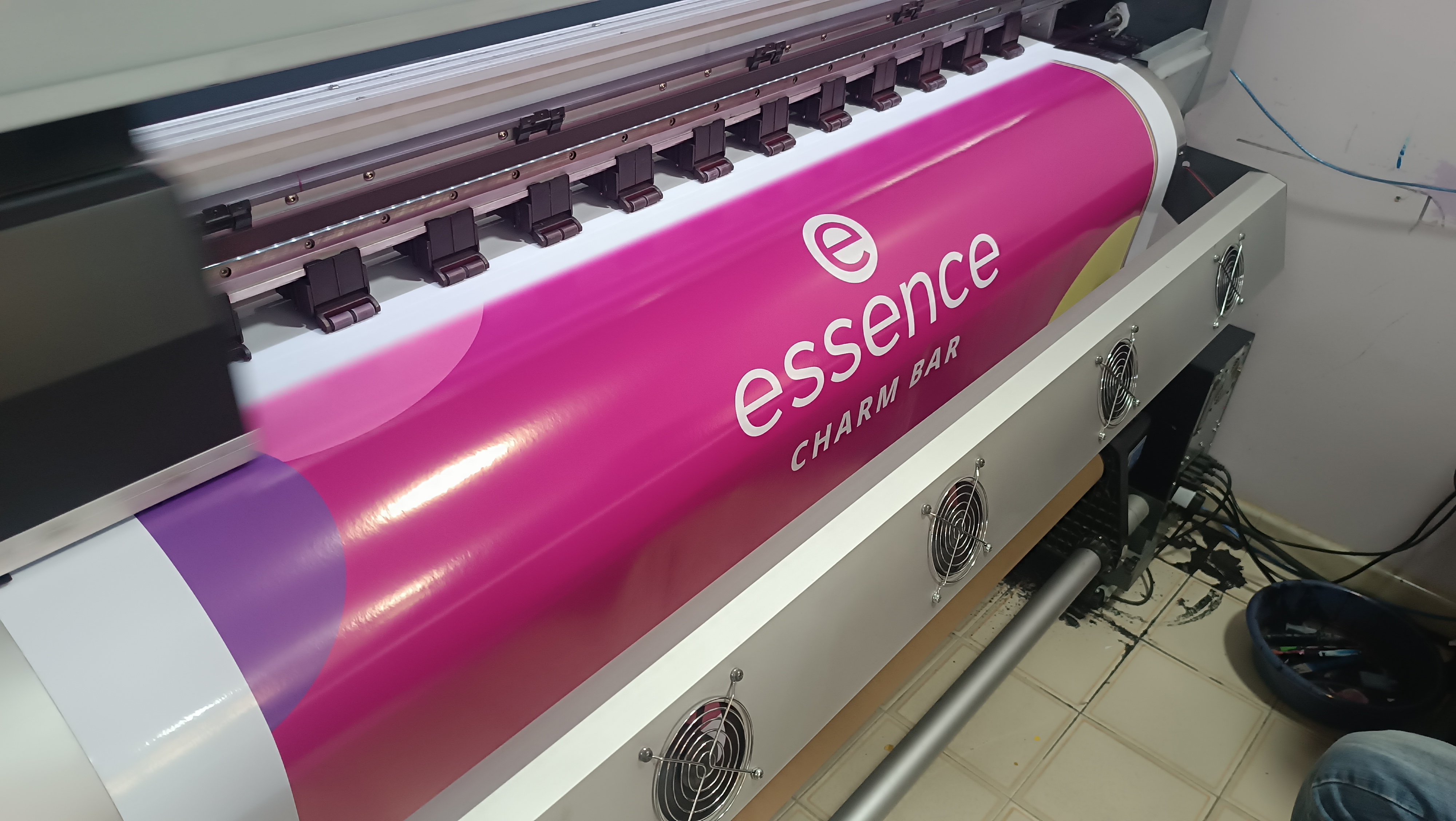 Aplicación gráfica en vinil para Essence